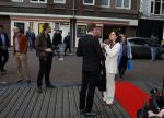Amsterdam 13 april 2022
Premiere de openbaring in de melkweg met in de hoofdrollen Monic Hendrickx en Victor Low. Monic kwam met haar man(oranje bruine hoodie) en dochter