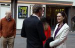 Amsterdam 13 april 2022
Premiere de openbaring in de melkweg met in de hoofdrollen Monic Hendrickx en Victor Low. Monic kwam met haar man(oranje bruine hoodie) en dochter