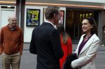 Amsterdam 13 april 2022
Premiere de openbaring in de melkweg met in de hoofdrollen Monic Hendrickx en Victor Low. Monic kwam met haar man(oranje bruine hoodie) en dochter