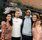 Amsterdam 29 april 2022
Opening Restaurant Poppys van Moise Trustfull Carola Kirschbaum en Britt Scholte in de amsterdamse pijp. Moise en haar broer Kayne en vader Orlando Trustfull en moeder Quinty