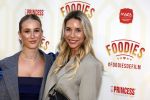 Amsterdam 10 mei 2022
Premiere Foodies in Tuschinski met oa Ilse warringa Holly Brood Sanne Langelaar Sanne Vogel Sinan Eroglu Quiah Shilue Roue Verveer en Johanna Hagen. Renee Vervoorn met haar dochter Lisa