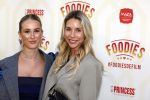 Amsterdam 10 mei 2022
Premiere Foodies in Tuschinski met oa Ilse warringa Holly Brood Sanne Langelaar Sanne Vogel Sinan Eroglu Quiah Shilue Roue Verveer en Johanna Hagen. Renee Vervoorn met haar dochter Lisa