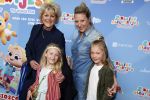Amsterdam 1 mei 2022
Premiere 2 kleine kleutertjes bedacht door Jan Smit .
Simone Kleinsma met Celseste Verstrate en kinderen