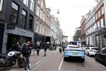 Amsterdam 15 april 2022
Carspotters fotograferen de Lamborghini Urus van Steven Bergwijn op de pc Hooftstraat