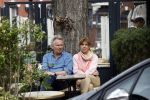 Amsterdam 5 mei 2022
Tom Egbers en janke Dekker samen op terras in Amsterdam zuid