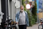 Amsterdam 3 mei 2022
Wessel v Diepen wandelend door het centrum van Amsterdam.