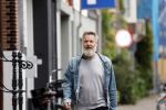 Amsterdam 3 mei 2022
Wessel v Diepen wandelend door het centrum van Amsterdam.
