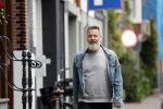Amsterdam 3 mei 2022
Wessel v Diepen wandelend door het centrum van Amsterdam.