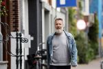 Amsterdam 3 mei 2022
Wessel v Diepen wandelend door het centrum van Amsterdam.