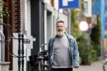 Amsterdam 3 mei 2022
Wessel v Diepen wandelend door het centrum van Amsterdam.