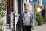 Amsterdam 3 mei 2022
Wessel v Diepen wandelend door het centrum van Amsterdam.
