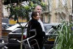 Amsterdam 5 mei 2023
Amandag Balk en haar vriend Ed den Hollander op straat in Amsterdam zuid. Ed rijdt in een prachtige Rolls Royce.