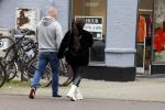 Amsterdam 5 mei 2023
Amandag Balk en haar vriend Ed den Hollander op straat in Amsterdam zuid. Ed rijdt in een prachtige Rolls Royce.