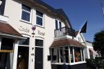 Noordwijk 17 mei 2023
Opening pension Code Rose van Martien Meiland en Erica Meiland . Ook Montana Maxime en Leroy Molkenboer zijn aanwezig Dochter Claire doet de openingshandeling.