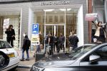 Amsterdam 12 mei 2023
Demonstranten voor de Louis Vuitton winkel op de PC Hooftstraat. Politie is aanwezig.