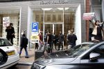 Amsterdam 12 mei 2023
Demonstranten voor de Louis Vuitton winkel op de PC Hooftstraat. Politie is aanwezig.
