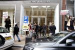 Amsterdam 12 mei 2023
Demonstranten voor de Louis Vuitton winkel op de PC Hooftstraat. Politie is aanwezig.