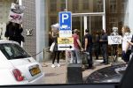 Amsterdam 12 mei 2023
Demonstranten voor de Louis Vuitton winkel op de PC Hooftstraat. Politie is aanwezig.