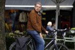 Amsterdam 12 mei 2023
Dick Maas en zijn vrouw Esme Lammers doen terrasje in Amsterdam zuid.