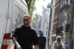 Amsterdam 13 mei 2023
Donny Roelvink met zijn nieuwe vriendin in het centrum van Amsterdam.