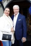 Noorden  30 april 2023
Gerard Joling viert zijn 63e verjaardag.
Dries Roelvink met zijn vrouw Honoria