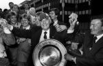 Eindhoven, 13 Mei 1989
PSV-Haarlem, eindstand 3-0
PSV voor de vierde maal achter elkaar Landskampioen
Frits Philips met de schaal  Hans v Breukelen Soren Lerby John v Dorst Kees Ploegsma Chang Ching Blauwe Lotus