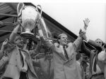 Eindhoven, 26 Mei 1988
PSV Europees Kampioen Seizoen 1987-1988
Vliegveld-Gemeentehuis
Hans v Breukelen Wim Kieft Gerardl Vanenburg en Jacques v d Ven
