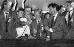 Eindhoven, 13 Mei 1989
PSV-Haarlem, eindstand 3-0
PSV voor de vierde maal achter elkaar Landskampioen
Selektie en publiek bij het Gemeentehuis
v.l.n.r.: Hans v Breukelen intervieuwt Ronald Koeman Hans Gilhaus Jacques v d Ven ( Masseur)