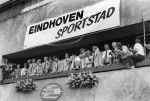 Eindhoven, 26 Mei 1988
PSV Europees Kampioen Seizoen 1987-1988
Vliegveld-Gemeentehuis
v.l.n.r.: Hans v Breukelen-Karen v Breukelen-Addick Koot-Jan Heintze-Jacques v d Ven-Berry v Aerle-Kees Ploegsma-Gerald Vanenburg-Hans Gilhaus-Wim Kieft-Willeke Alberti-Soren Lerby-Guus Hiddink-Cor Sprengers
