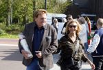 Noorden  30 april 2023
Gerard Joling viert zijn 63e verjaardag.
Henny Huisman en zijn vrouw Lia . Ze hebben een kaars met een foto van de moeder van Gerard erop laten maken