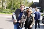 Noorden  30 april 2023
Gerard Joling viert zijn 63e verjaardag.
Henny Huisman en zijn vrouw Lia . Ze hebben een kaars met een foto van de moeder van Gerard erop laten maken