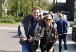 Noorden  30 april 2023
Gerard Joling viert zijn 63e verjaardag.
Henny Huisman en zijn vrouw Lia . Ze hebben een kaars met een foto van de moeder van Gerard erop laten maken