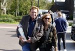 Noorden  30 april 2023
Gerard Joling viert zijn 63e verjaardag.
Henny Huisman en zijn vrouw Lia . Ze hebben een kaars met een foto van de moeder van Gerard erop laten maken