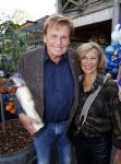 Noorden  30 april 2023
Gerard Joling viert zijn 63e verjaardag.
Henny Huisman en zijn vrouw Lia . Ze hebben een kaars met een foto van de moeder van Gerard erop laten maken