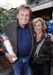 Noorden  30 april 2023
Gerard Joling viert zijn 63e verjaardag.
Henny Huisman en zijn vrouw Lia . Ze hebben een kaars met een foto van de moeder van Gerard erop laten maken