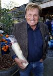 Noorden  30 april 2023
Gerard Joling viert zijn 63e verjaardag.
Henny Huisman en zijn vrouw Lia . Ze hebben een kaars met een foto van de moeder van Gerard erop laten maken