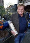 Noorden  30 april 2023
Gerard Joling viert zijn 63e verjaardag.
Henny Huisman en zijn vrouw Lia . Ze hebben een kaars met een foto van de moeder van Gerard erop laten maken