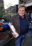 Noorden  30 april 2023
Gerard Joling viert zijn 63e verjaardag.
Henny Huisman en zijn vrouw Lia . Ze hebben een kaars met een foto van de moeder van Gerard erop laten maken