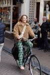 Amsterdam 20 april 2023
Ilse Warringa  onderweg naar feestje van blad de Linda in een cafe in het centrum van Amsterdam waar een bier gepresenteerd wordt.