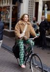 Amsterdam 20 april 2023
Ilse Warringa  onderweg naar feestje van blad de Linda in een cafe in het centrum van Amsterdam waar een bier gepresenteerd wordt.