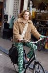 Amsterdam 20 april 2023
Ilse Warringa  onderweg naar feestje van blad de Linda in een cafe in het centrum van Amsterdam waar een bier gepresenteerd wordt.
