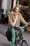 Amsterdam 20 april 2023
Ilse Warringa  onderweg naar feestje van blad de Linda in een cafe in het centrum van Amsterdam waar een bier gepresenteerd wordt.
