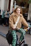 Amsterdam 20 april 2023
Ilse Warringa  onderweg naar feestje van blad de Linda in een cafe in het centrum van Amsterdam waar een bier gepresenteerd wordt.