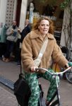 Amsterdam 20 april 2023
Ilse Warringa  onderweg naar feestje van blad de Linda in een cafe in het centrum van Amsterdam waar een bier gepresenteerd wordt.