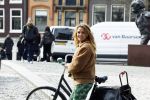 Amsterdam 20 april 2023
Ilse Warringa  onderweg naar feestje van blad de Linda in een cafe in het centrum van Amsterdam waar een bier gepresenteerd wordt.