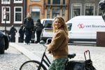 Amsterdam 20 april 2023
Ilse Warringa  onderweg naar feestje van blad de Linda in een cafe in het centrum van Amsterdam waar een bier gepresenteerd wordt.