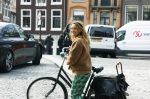 Amsterdam 20 april 2023
Ilse Warringa  onderweg naar feestje van blad de Linda in een cafe in het centrum van Amsterdam waar een bier gepresenteerd wordt.