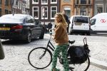 Amsterdam 20 april 2023
Ilse Warringa  onderweg naar feestje van blad de Linda in een cafe in het centrum van Amsterdam waar een bier gepresenteerd wordt.