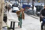 Amsterdam 20 april 2023
Ilse Warringa  onderweg naar feestje van blad de Linda in een cafe in het centrum van Amsterdam waar een bier gepresenteerd wordt.