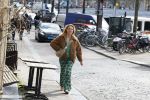 Amsterdam 20 april 2023
Ilse Warringa  onderweg naar feestje van blad de Linda in een cafe in het centrum van Amsterdam waar een bier gepresenteerd wordt.